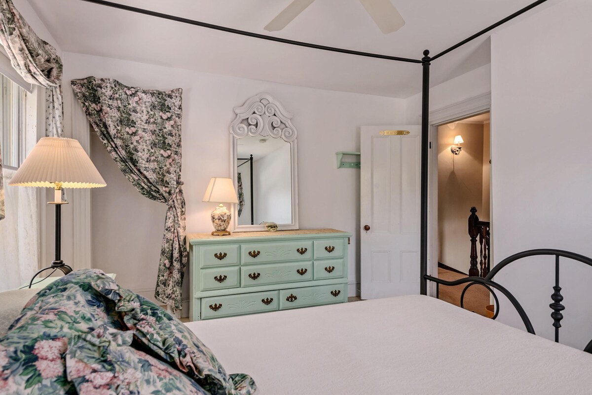 Experienced 5 Star Host! 8 bed/6 bath, Incredible porches, a short walk to beach