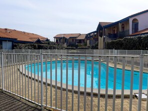 Wasser, Himmel, Gebäude, Fenster, Schwimmbad, Azurblau, Zaun, Wolke, Gewässer, Haus