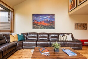 Recliner sectional sofa