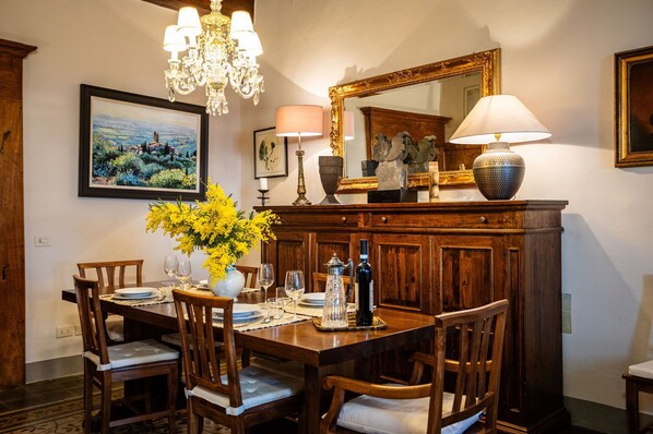 Bilderrahmen, Tabelle, Spiegel, Blume, Möbel, Eigentum, Pflanze, Stuhl, Holz, Interior Design