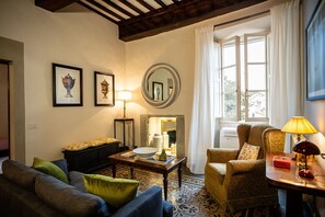 Bilderrahmen, Tabelle, Möbel, Eigentum, Couch, Fenster, Interior Design, Gebäude, Holz, Wohnzimmer