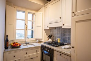 Cabinetry, Countertop, Eigentum, Gebäude, Sinken, Küche, Spüle, Herd, Küchengerät, Fenster