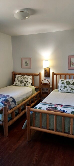 Bedroom 2 with 2 twin beds