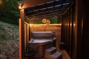 Outdoor spa tub