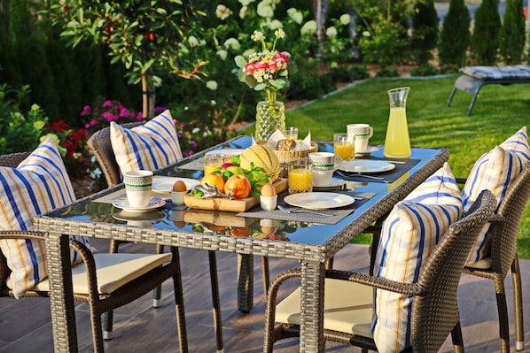 Outdoor dining