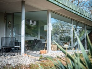 Covered terrace with dining table - Plancha - Garden furniture - Private swimming pool - Deckchairs + Parasol.