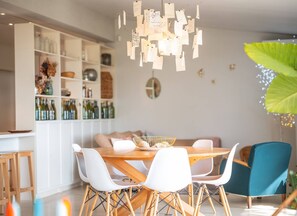 Dining area open to the living room and kitchen - Large room with natural light - Dining table for 8 people