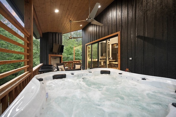 Relax to the sounds of nature all around you while you take a dip in the 6-person hot tub, or enjoy a movie or game on the 50-inch outdoor smart TV