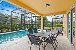 Elite outdoor dinning area of the apartment in Davenport - Beautiful 6 persons dinning - Majestically decored space with refreshing Atmosphere - Superbly sunbathed space - Outstanding pool facing dinning area - Beautiful views