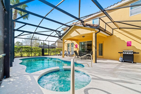 Splendid Private Pool of the Apartment in Davenport - Cosy beach chairs available - Dive into refreshing poolside escape - Immerse yourself in the cool elegance of our pool - Experience ultimate relaxation in our poolside paradise