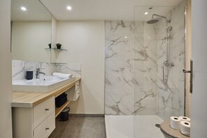 salle de bain avec toilette