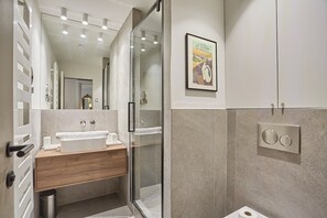 Salle de bain 2 avec douche et toilette
