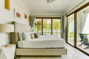 Bedroom 1 : King Bed