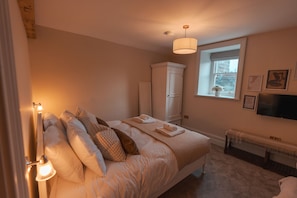 king bed - Edmund Suite