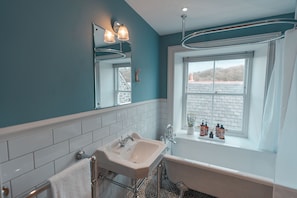 Edmund Suite with HAND HELD shower over bath