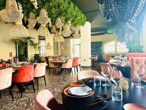 Dining / Restaurant
