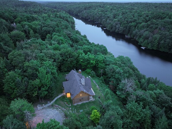 Niché majestueusement au bord de l'eau