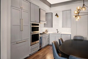 chslp-hi-res-suite-2-bedroom-deluxe-kitchen.jpg