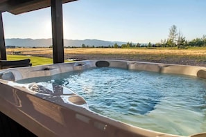 Bañera de hidromasaje al aire libre