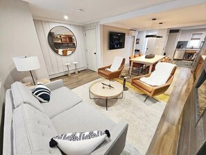 Hidden Gem in the middle of Stowe, Walk to it all! (4148)