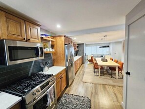 Hidden Gem in the middle of Stowe, Walk to it all! (4145)
