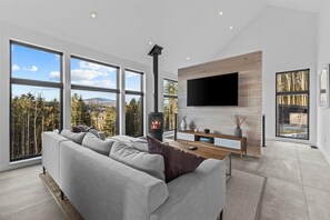 The Penelope: New, Modern Home w/Breathtaking View (2971)