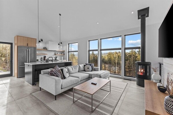 The Penelope: New, Modern Home w/Breathtaking View (2968)