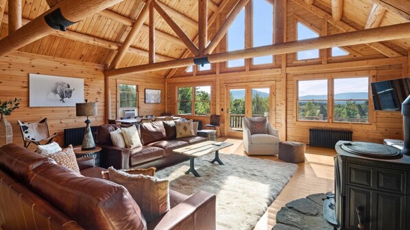 Mountain Majesty: Timber Lodge with Stunning Views (2390)