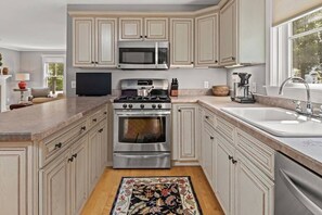 Gorgeous 3 bedroom in popular Stowe location. (490)