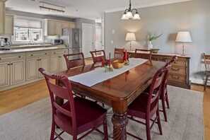 Gorgeous 3 bedroom in popular Stowe location. (489)