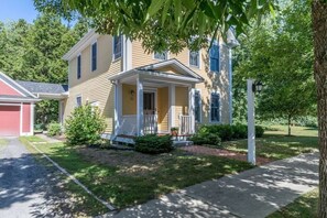 Gorgeous 3 bedroom in popular Stowe location. (488)