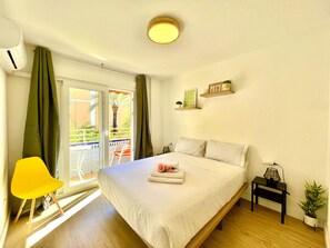 Doppelzimmer mit allem, was Sie für einen komfortablen Aufenthalt benötigen: Klimaanlage, Deckenventilator und Zugang zu einer privaten Terrasse.