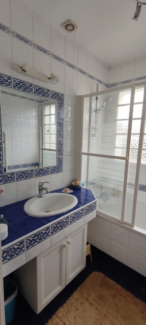 salle de bain avec baignoire
