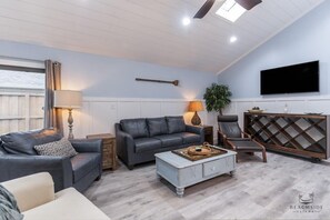 6 Park - Living Room