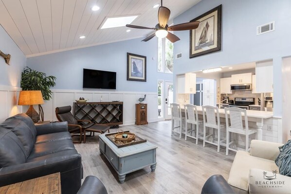6 Park - Living Room