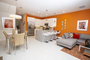 Modern Concept with Open Layout#Disney #Parks #Clermont #Townhouse #Vacation #Rental #Orlando #Heatedpool