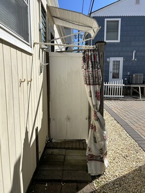 Outdoor cold rinse shower