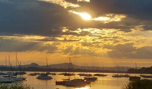 Abendstimmung am Ufer in Unteruhldingen. Zu erreichen in 10 Min. per Rad. 