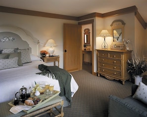 Upstairs Mountain-Facing King Suite