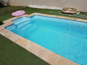 Piscine privative. Pelouse synthétique autour.