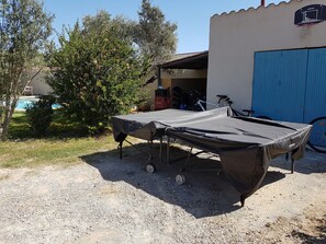 Table et accessoires de ping pong.