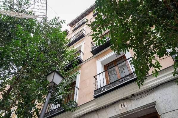 Vista frontal de la propiedad