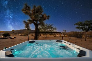 Hot tub - relax under the stars