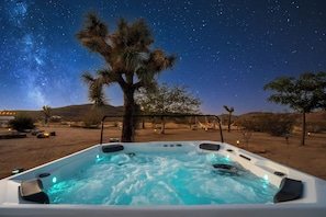Hot tub - relax under the stars