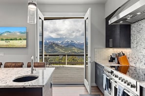 Cook wit ha view: prepare your meals overlooking the breathtaking Rockies