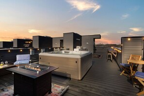 1412 - Rooftop Hot Tub and Fire Table