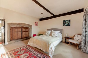 The Court House Bedroom 2 - StayCotswold