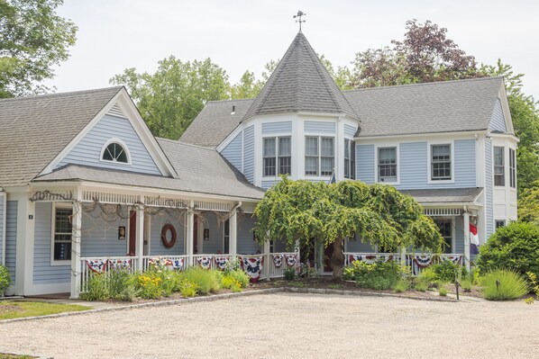 Charming Carriage House~ 4 first floor private guest rooms and second floor 2 bedroom apartment awaits your arrival :-)