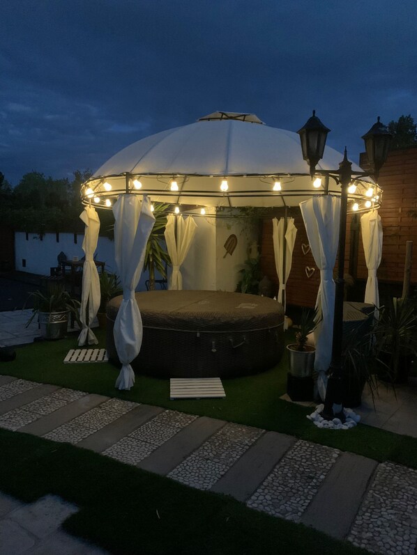 Outdoor spa tub