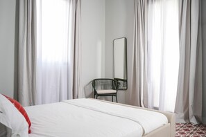 Queen bed and access to private balcony - bedroom 1